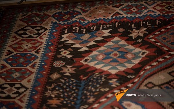 Образцы Шушинского музея ковра, временно экспонирующиеся в Национальном музее-институте архитектуры Александра Таманяна в Ереване Образцы Шушинского музея ковра, временно экспонирующиеся в Национальном музее-институте архитектуры Александра Таманяна в Ереване - Sputnik Армения