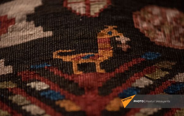 Образцы Шушинского музея ковра, временно экспонирующиеся в Национальном музее-институте архитектуры Александра Таманяна в Ереване Образцы Шушинского музея ковра, временно экспонирующиеся в Национальном музее-институте архитектуры Александра Таманяна в Ереване - Sputnik Армения