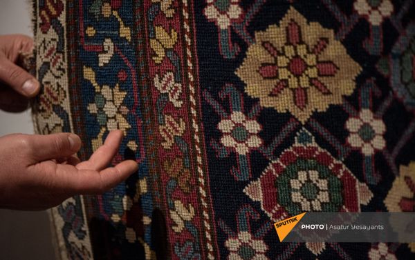 Образцы Шушинского музея ковра, временно экспонирующиеся в Национальном музее-институте архитектуры Александра Таманяна в Ереване Образцы Шушинского музея ковра, временно экспонирующиеся в Национальном музее-институте архитектуры Александра Таманяна в Ереване - Sputnik Армения