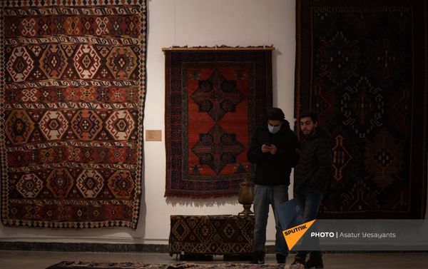 Образцы Шушинского музея ковра, временно экспонирующиеся в Национальном музее-институте архитектуры Александра Таманяна в Ереване Образцы Шушинского музея ковра, временно экспонирующиеся в Национальном музее-институте архитектуры Александра Таманяна в Ереване - Sputnik Армения