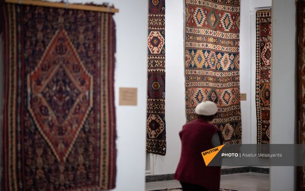 Образцы Шушинского музея ковра, временно экспонирующиеся в Национальном музее-институте архитектуры Александра Таманяна в Ереване Образцы Шушинского музея ковра, временно экспонирующиеся в Национальном музее-институте архитектуры Александра Таманяна в Ереване - Sputnik Армения