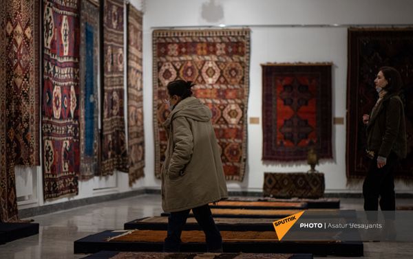 Образцы Шушинского музея ковра, временно экспонирующиеся в Национальном музее-институте архитектуры Александра Таманяна в Ереване Образцы Шушинского музея ковра, временно экспонирующиеся в Национальном музее-институте архитектуры Александра Таманяна в Ереване - Sputnik Армения