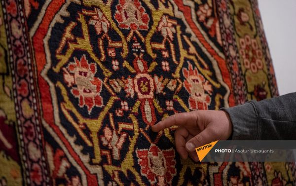 Образцы Шушинского музея ковра, временно экспонирующиеся в Национальном музее-институте архитектуры Александра Таманяна в Ереване Образцы Шушинского музея ковра, временно экспонирующиеся в Национальном музее-институте архитектуры Александра Таманяна в Ереване - Sputnik Армения
