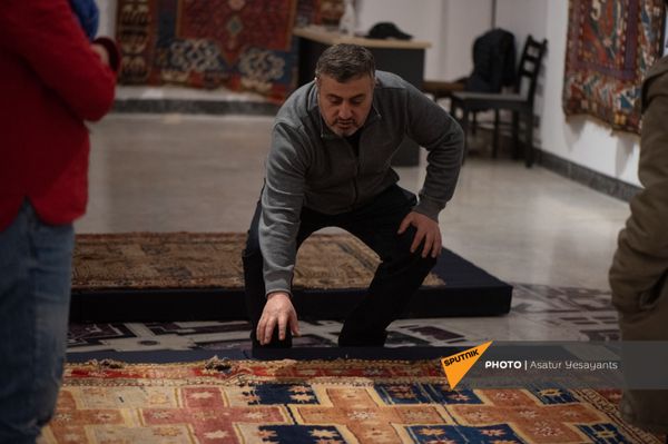 Директор Шушинского музея ковров Вардан Асцатрян Директор Шушинского музея ковров Вардан Асцатрян - Sputnik Армения