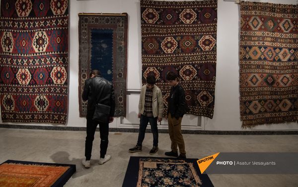 Образцы Шушинского музея ковра, временно экспонирующиеся в Национальном музее-институте архитектуры Александра Таманяна в Ереване Образцы Шушинского музея ковра, временно экспонирующиеся в Национальном музее-институте архитектуры Александра Таманяна в Ереване - Sputnik Армения