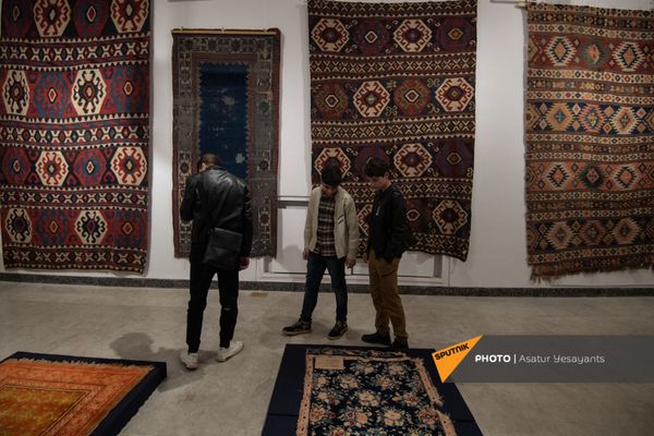 Образцы Шушинского музея ковра, временно экспонирующиеся в Национальном музее-институте архитектуры Александра Таманяна в Ереване Образцы Шушинского музея ковра, временно экспонирующиеся в Национальном музее-институте архитектуры Александра Таманяна в Ереване - Sputnik Армения