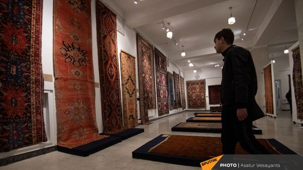 Образцы Шушинского музея ковра, временно экспонирующиеся в Национальном музее-институте архитектуры Александра Таманяна в Ереване - Sputnik Армения