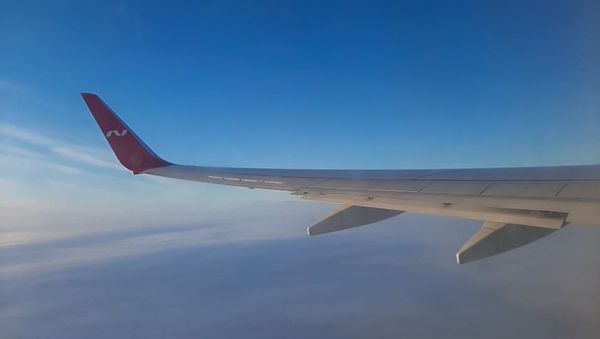 Крыло самолета российской авиакомпании Nordwind Airlines во время полета - Sputnik Армения