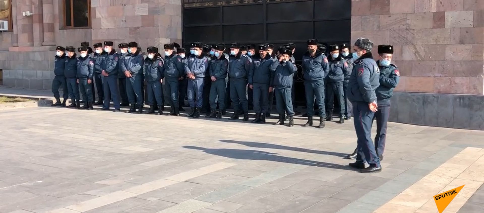 Здание правительства в Ереване под усиленной охраной нарядов полиции - Sputnik Արմենիա, 1920, 03.03.2021