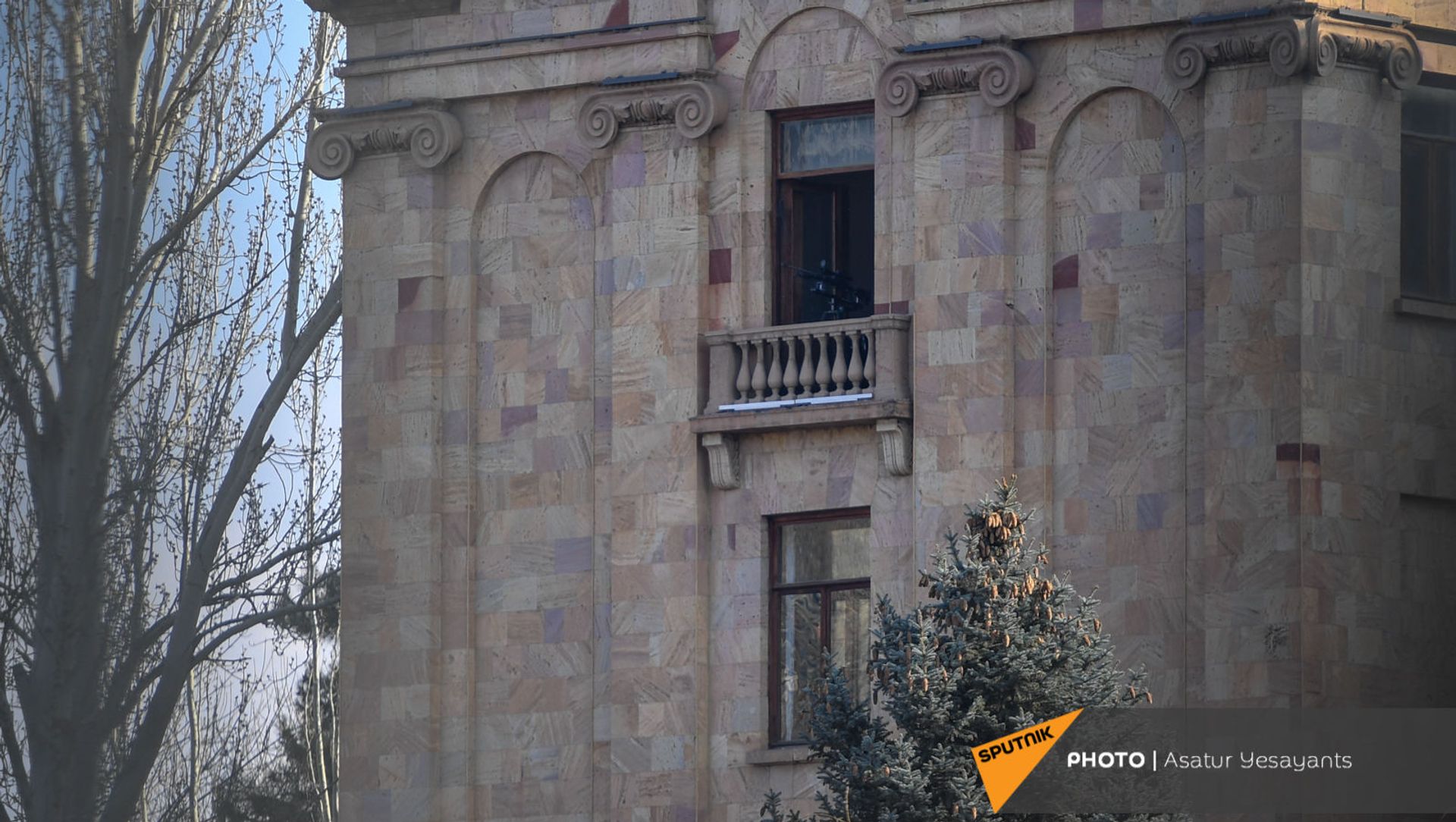 Винтовка в одном из окон Национального собрания Армении (3 марта 2021). Еревaн - Sputnik Армения, 1920, 21.06.2021