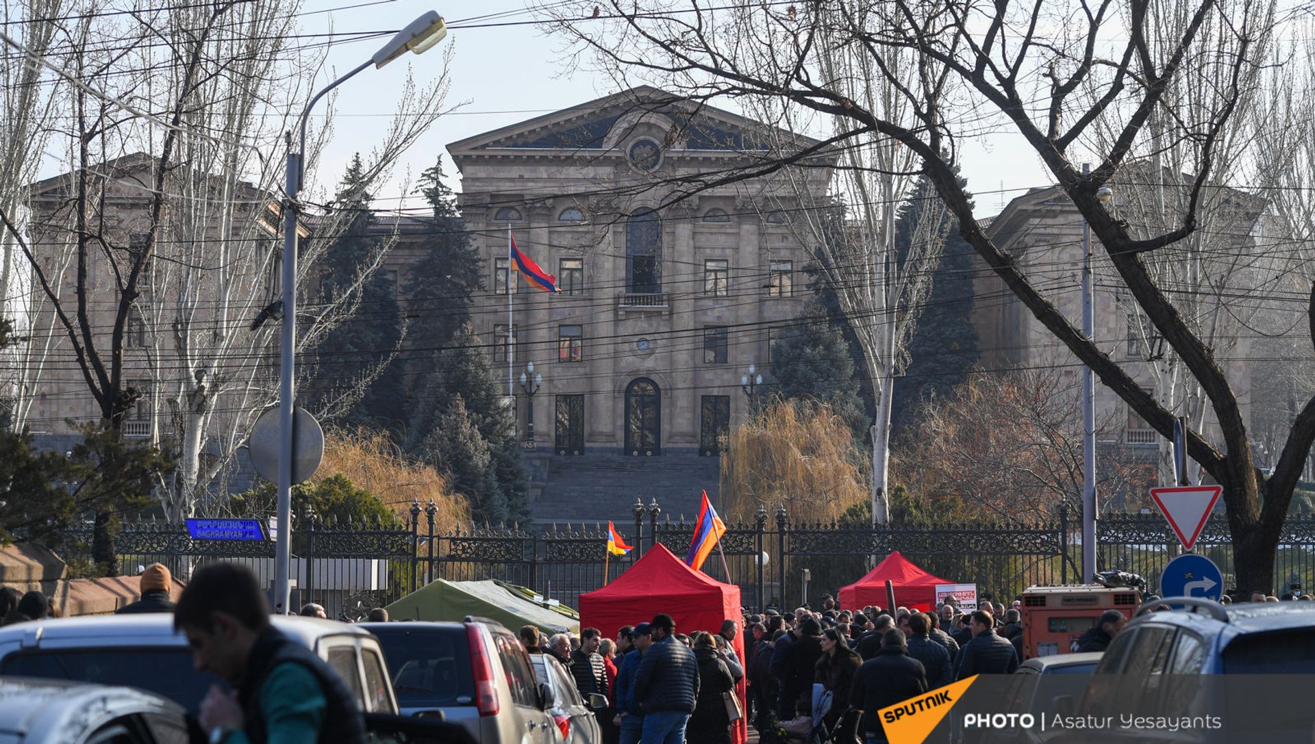 Митинг оппозиции на проспекте Баграмяна перед зданием Национального Собрания Армении (3 марта 2021). Еревaн - Sputnik Արմենիա, 1920, 24.03.2021
