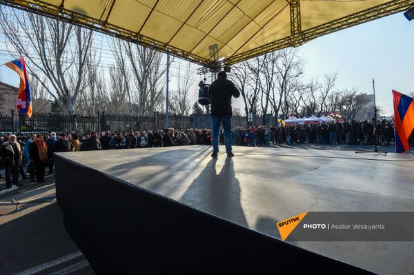 Митинг оппозиции на проспекте Баграмяна перед зданием Национального Собрания Армении (3 марта 2021). Еревaн - Sputnik Армения