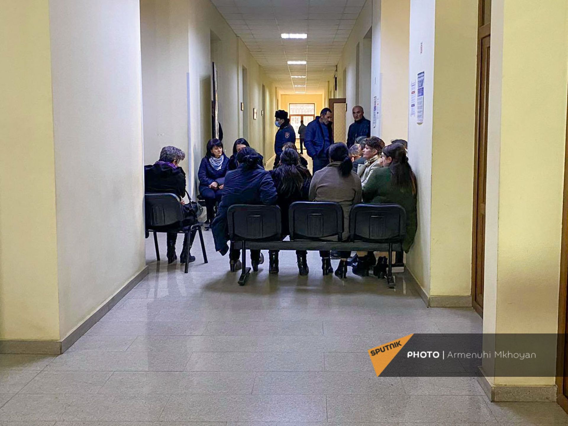 «Մեռած ենք, թաղած չենք». գերիների հարազատները փակել են Շիրակի մարզպետարանի մուտքը - Sputnik Արմենիա, 1920, 03.03.2021