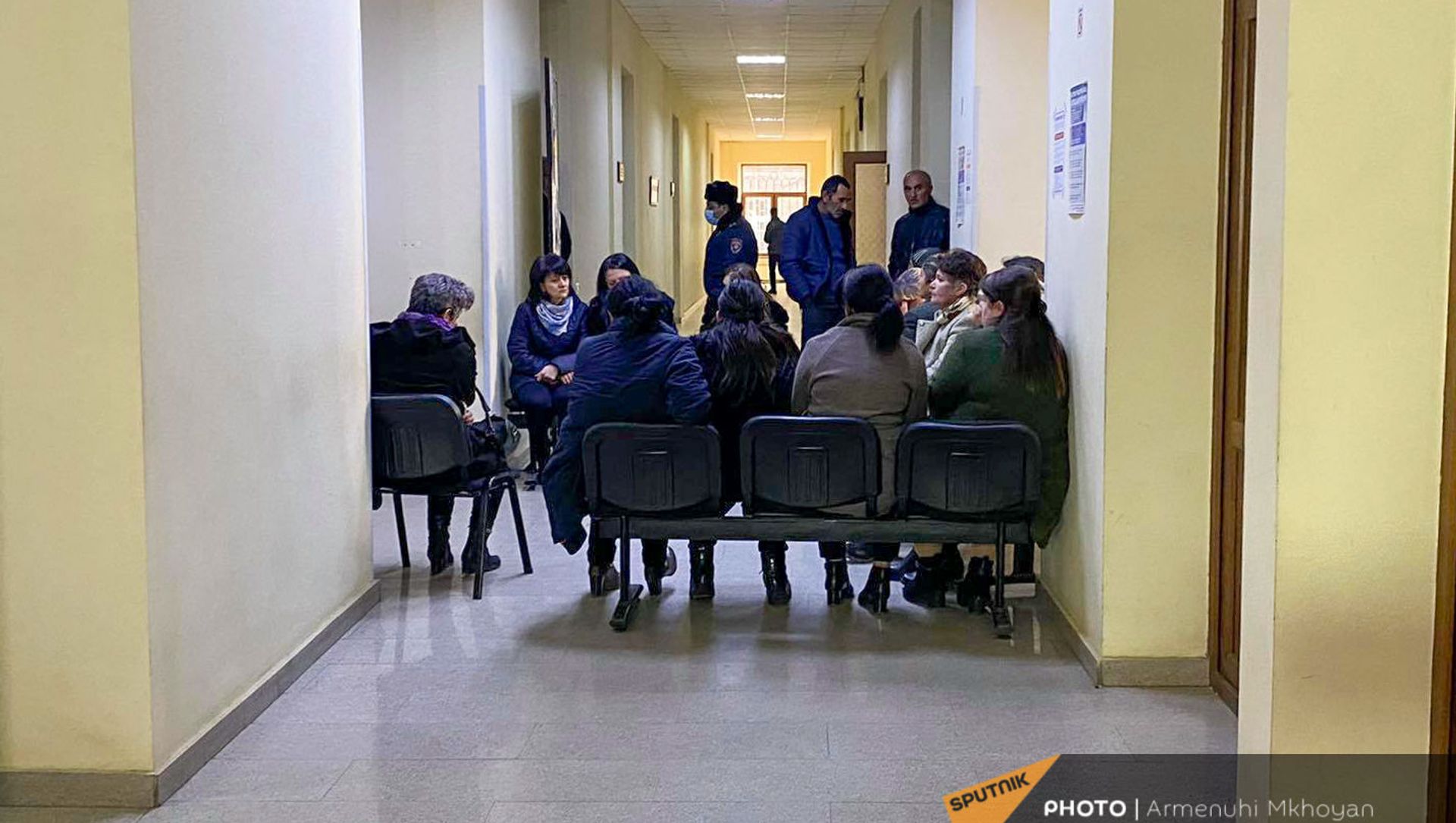Родственники военнопленных из Ширакской области закрыли выход из здания областной администрации (3 марта 2021). Гюмри - Sputnik Արմենիա, 1920, 05.03.2021