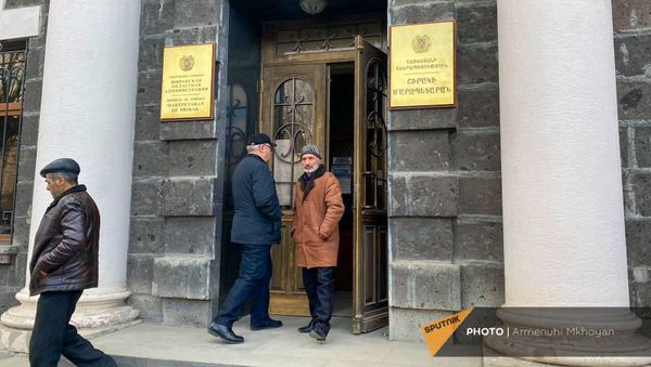 Родственники военнопленных из Ширакской области закрыли выход из здания областной администрации (3 марта 2021). Гюмри Родственники военнопленных из Ширакской области закрыли выход из здания областной администрации (3 марта 2021). Гюмри - Sputnik Արմենիա
