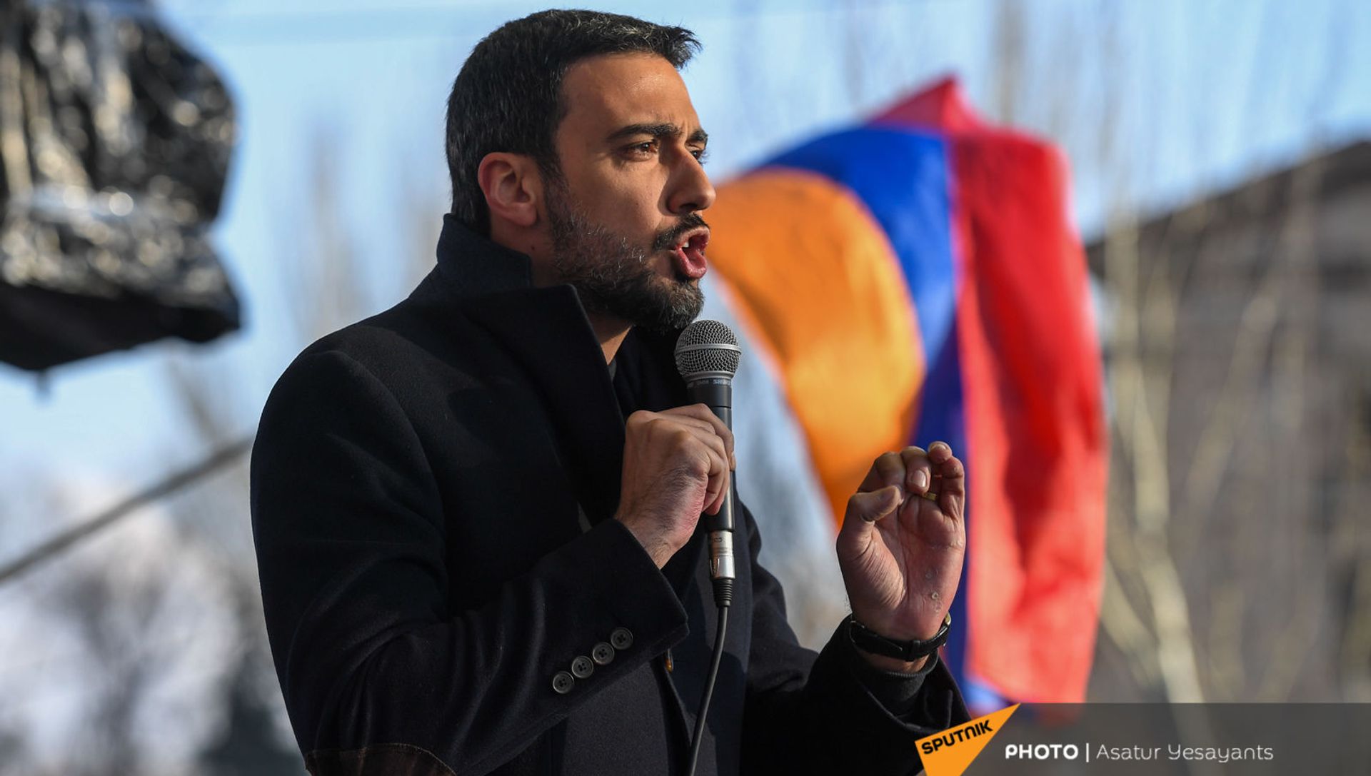 Адвокат Арам Вардеванян выступает с речью во время митинга оппозиции на проспекте Баграмяна перед зданием Национального Собрания Армении (3 марта 2021). Еревaн - Sputnik Армения, 1920, 03.06.2021