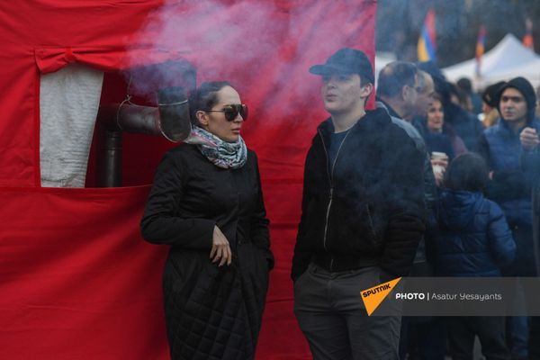 Активисты на митинге оппозиции на проспекте Баграмяна перед зданием Национального Собрания Армении (3 марта 2021). Еревaн - Sputnik Армения