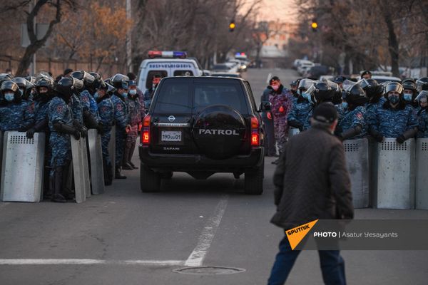 Сотрудники полиции во время митинга оппозиции на проспекте Баграмяна перед зданием Национального Собрания Армении (3 марта 2021). Еревaн - Sputnik Армения