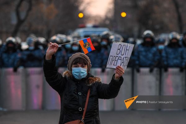 Активистка с плакатом и флагом перед полицейским кордоном во время митинга оппозиции на проспекте Баграмяна перед зданием Национального Собрания Армении (3 марта 2021). Еревaн - Sputnik Армения