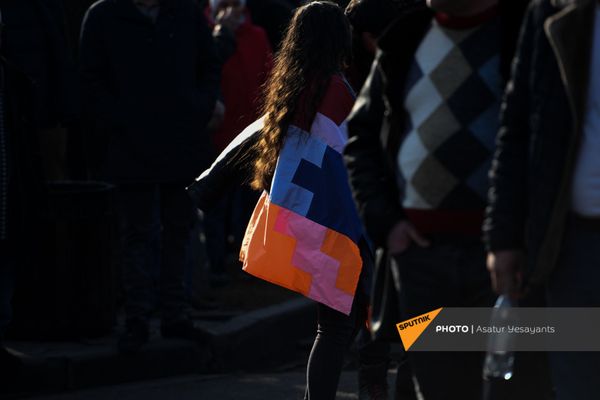 Активистка с флагом Карабаха перед началом митинга оппозиции на проспекте Баграмяна (3 марта 2021). Еревaн - Sputnik Армения