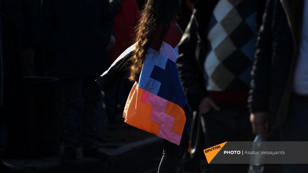 Активистка с флагом Карабаха перед началом митинга оппозиции на проспекте Баграмяна (3 марта 2021). Еревaн - Sputnik Արմենիա