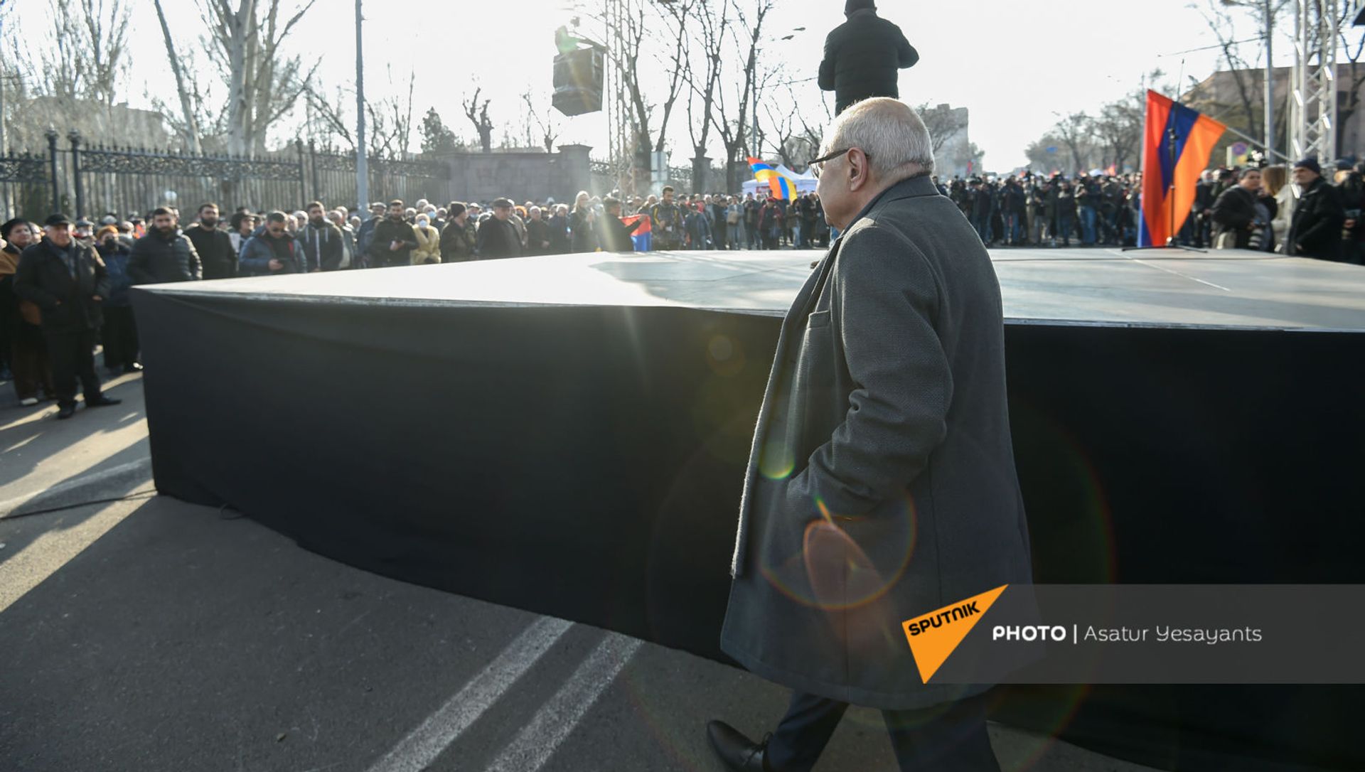 Вазген Манукян проходит за сценой во время выступления Гегама Манукяна на митинге оппозиции перед зданием Национального Собрания Армении (3 марта 2021). Еревaн - Sputnik Армения, 1920, 04.03.2021