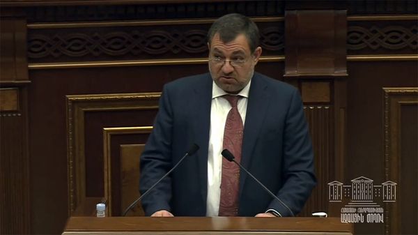 Председатель Высшего судебного совета Рубен Вардазарян отвечает на вопрос депутата во время очередного заседания Парламента (3 марта 2021). Еревaн - Sputnik Армения