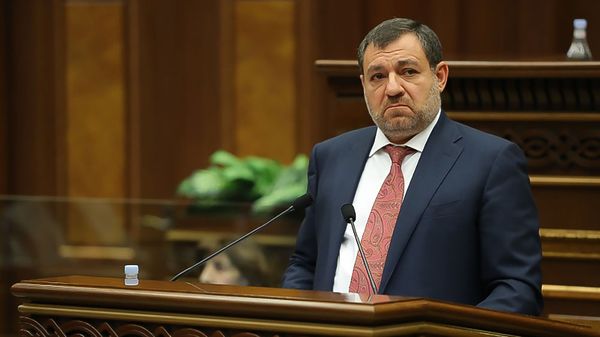 Председатель Высшего судебного совета Рубен Вардазарян отвечает на вопрос депутата во время очередного заседания Парламента (3 марта 2021). Еревaн - Sputnik Армения