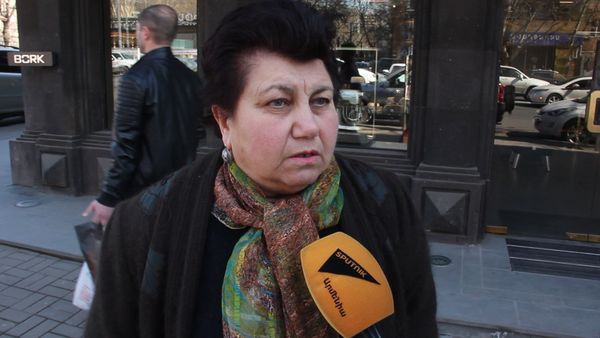 Քաղաքացիները՝ ՀՀ ԶՈւ գլխավոր շտաբի շուրջ ստեղծված իրավիճակի մասին։  - Sputnik Արմենիա