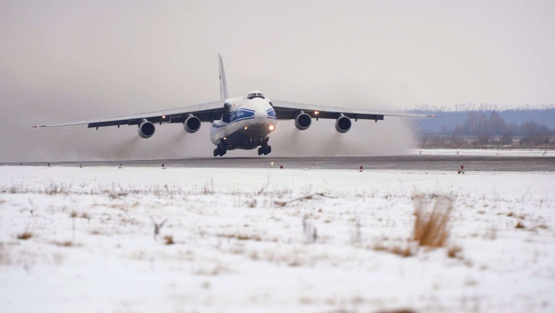 Взлет самолета Ан-124 Руслан с Олимпийским факелом на борту из аэропорта Ульяновск-Восточный Взлет самолета Ан-124 Руслан с Олимпийским факелом на борту из аэропорта Ульяновск-Восточный - Sputnik Արմենիա, 1920, 08.03.2021