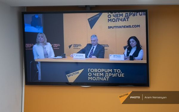 Видеомост Экономическое сотрудничество между Арменией и Россией в мультимедийном пресс-центре Sputnik Армения (5 марта 2021). Еревaн - Sputnik Армения