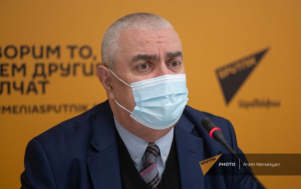 Арам Сафарян во время видеомоста Экономическое сотрудничество между Арменией и Россией в мультимедийном пресс-центре Sputnik Армения (5 марта 2021). Еревaн - Sputnik Армения