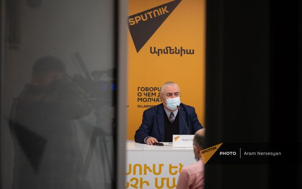 Арам Сафарян во время видеомоста Экономическое сотрудничество между Арменией и Россией в мультимедийном пресс-центре Sputnik Армения (5 марта 2021). Еревaн - Sputnik Армения