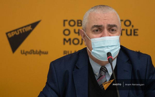 Арам Сафарян во время видеомоста Экономическое сотрудничество между Арменией и Россией в мультимедийном пресс-центре Sputnik Армения (5 марта 2021). Еревaн - Sputnik Армения