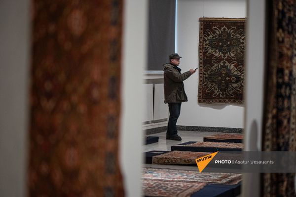 Образцы Шушинского музея ковра, временно экспонирующиеся в Национальном музее-институте архитектуры Александра Таманяна в Ереване Образцы Шушинского музея ковра, временно экспонирующиеся в Национальном музее-институте архитектуры Александра Таманяна в Ереване - Sputnik Армения