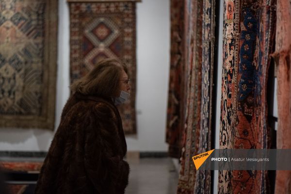 Образцы Шушинского музея ковра, временно экспонирующиеся в Национальном музее-институте архитектуры Александра Таманяна в Ереване Образцы Шушинского музея ковра, временно экспонирующиеся в Национальном музее-институте архитектуры Александра Таманяна в Ереване - Sputnik Армения