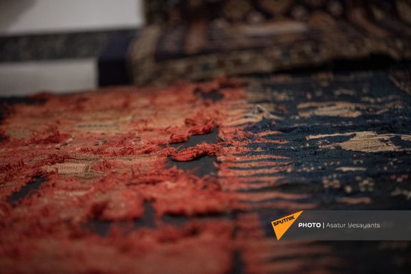 Образцы Шушинского музея ковра, временно экспонирующиеся в Национальном музее-институте архитектуры Александра Таманяна в Ереване Образцы Шушинского музея ковра, временно экспонирующиеся в Национальном музее-институте архитектуры Александра Таманяна в Ереване - Sputnik Армения