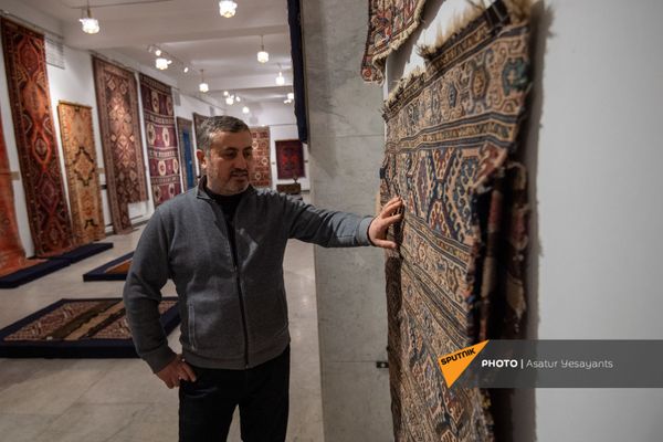 Образцы Шушинского музея ковра, временно экспонирующиеся в Национальном музее-институте архитектуры Александра Таманяна в Ереване Образцы Шушинского музея ковра, временно экспонирующиеся в Национальном музее-институте архитектуры Александра Таманяна в Ереване - Sputnik Армения