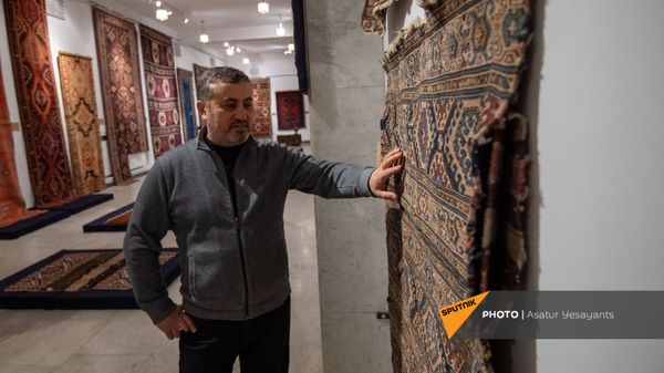 Образцы Шушинского музея ковра, временно экспонирующиеся в Национальном музее-институте архитектуры Александра Таманяна в Ереване - Sputnik Армения