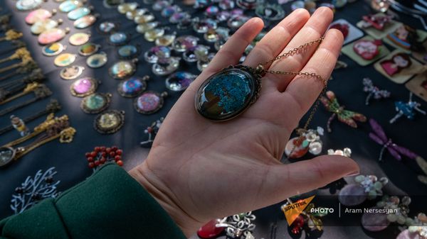 Ювелирные украшения на ереванской ярмарке Вернисаж в преддверии восьмого марта - Sputnik Армения