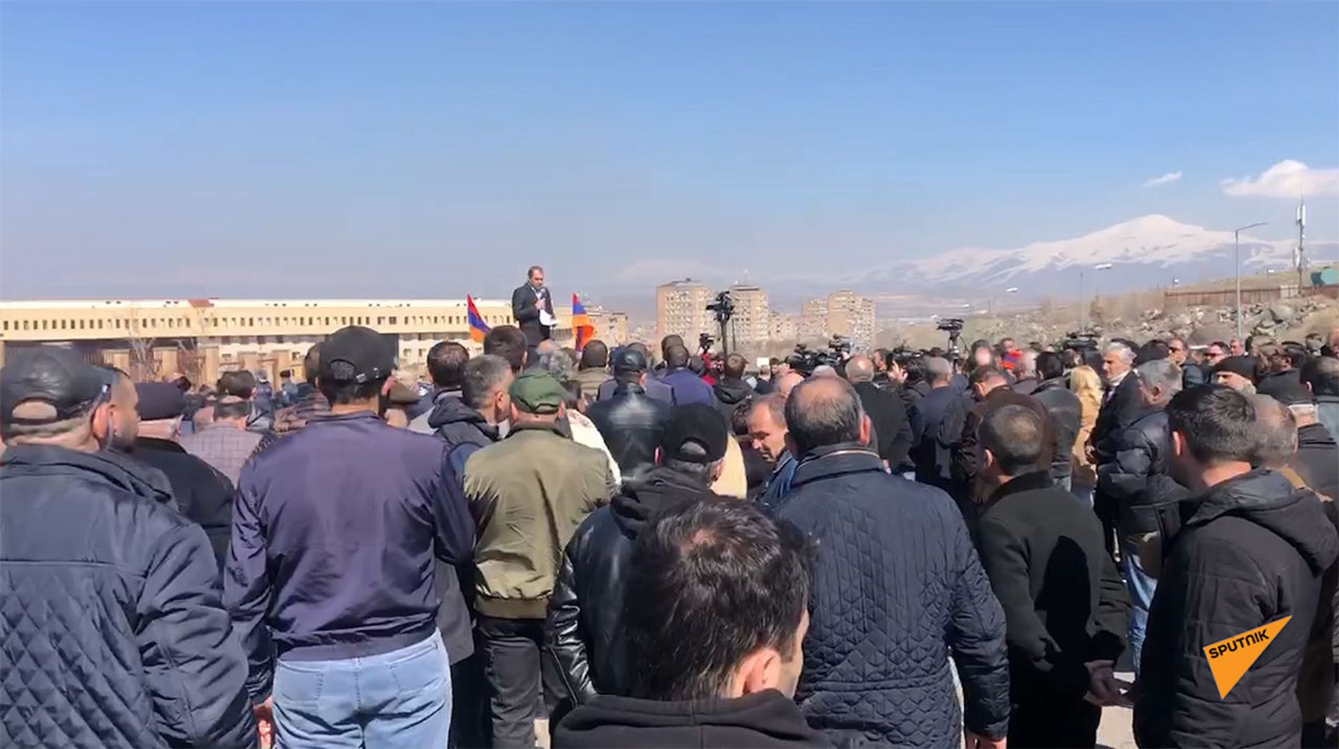 «Օնիկ Գասպարյանն ինչ էլ անի` իր կողքին կանգնած ենք». զինվորականները ՊՆ–ի մոտ են - Sputnik Արմենիա, 1920, 06.03.2021