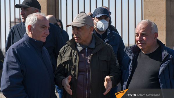 Предприниматель, владелец гостиницы «Двин» в Ереване Артак Товмасян  (в середине) на акции протеста военнослужащих в запасе возле здания Минобороны (6 марта 2021). Ереван - Sputnik Армения