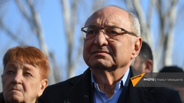 Вазген Манукян во время акции протеста на проспекте Баграмяна (6 марта 2021). Ереван - Sputnik Արմենիա