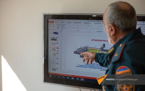 Ректор Государственной академии кризисного управления Гамлет Матевосян поясняет виды укрытий - Sputnik Армения