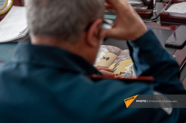 Ректор Государственной академии кризисного управления Гамлет Матевосян читает стихотворение из школьного учебника младших классом - Sputnik Армения
