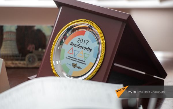 Ճգնաժամային կառավարման պետական ակադեմիայի պարգևներից մեկը՝ ռեկտորի սեղանին - Sputnik Արմենիա