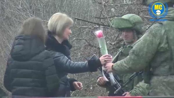 Российские миротворцы подарили цветы жительницам Карабаха и поздравили их с наступающим праздником Российские миротворцы подарили цветы жительницам Карабаха и поздравили их с наступающим праздником - Sputnik Армения
