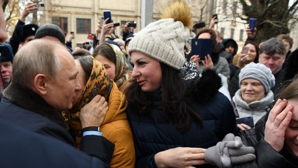 Жительница Иваново Юлия Шилова и президент РФ Владимир Путин - Sputnik Армения