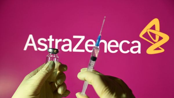 Шприц и ампула на фоне логотипа AstraZeneca. - Sputnik Армения
