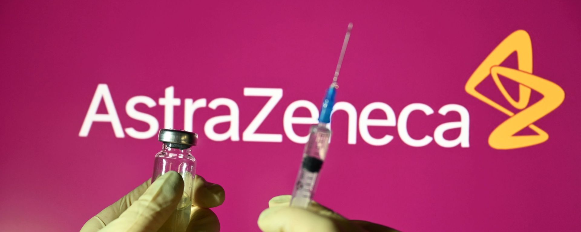 Шприц и ампула на фоне логотипа AstraZeneca. - Sputnik Армения, 1920, 17.03.2021